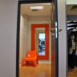Stylowe drzwi wewnętrzne z bulajem w salonie motocyklowym – charakterystyczny element loftowy Ursynów