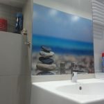 Odbicie wilgocioodpornej tapety w lustrze po remoncie łazienki Grochów Warszawa – efekt optycznego powiększenia przestrzeni