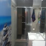 Łazienka przed i po remoncie na Grochowie, Warszawa – transformacja z starych płytek do nowoczesnego designu