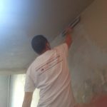 Gładzie gipsowe na ścianach i suficie – precyzyjne wyrównanie powierzchni podczas remontu klatki schodowej Warszawa