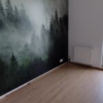 Tapeta, gładzie i podłogi w salonie.