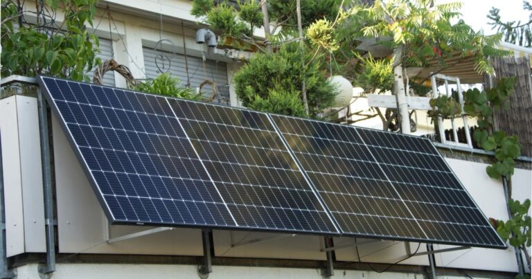 Fotowoltaika balkonowa – panele słoneczne zamontowane na balkonie bloku wielkiej płyty w Polsce 2026Czy się opłaca? Tak – przy dobrym balkonie zwrot inwestycji wynosi nawet 3–4 lata, a oszczędności sięgają 700–750 zł rocznie.