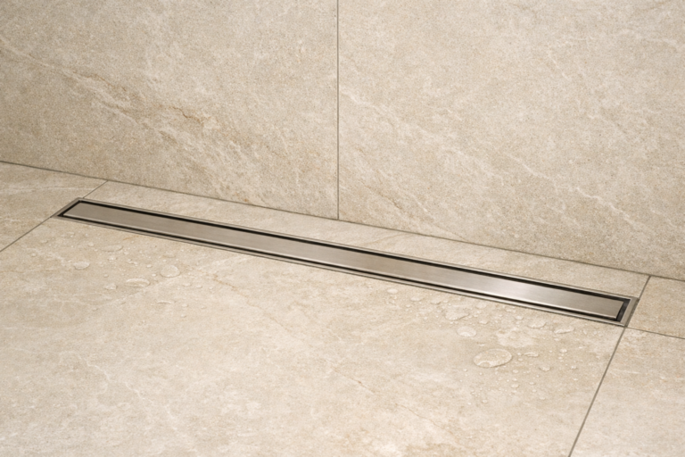 Odpływ liniowy w prysznicu walk-in – nowoczesne rozwiązanie do łazienki pod klucz Warszawa